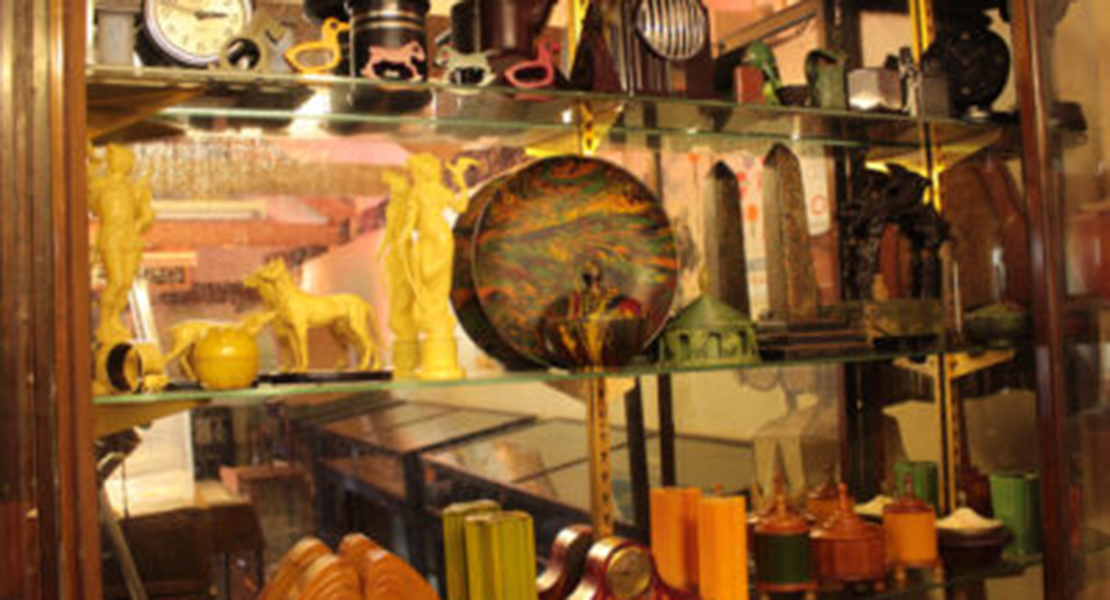 Identifying Bakelite: The Gem of Plastic Vintage Jewelry - Vintage ...