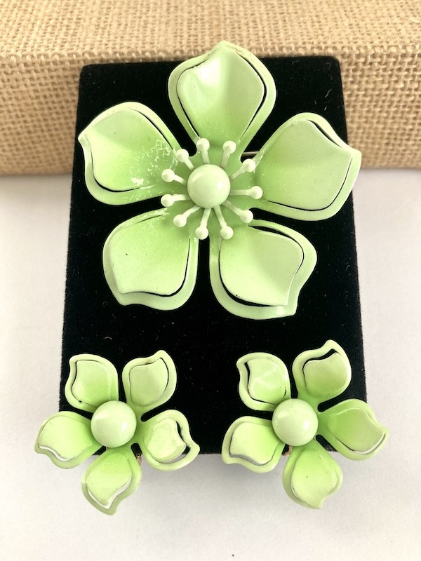 Flower power brooch and earrings set